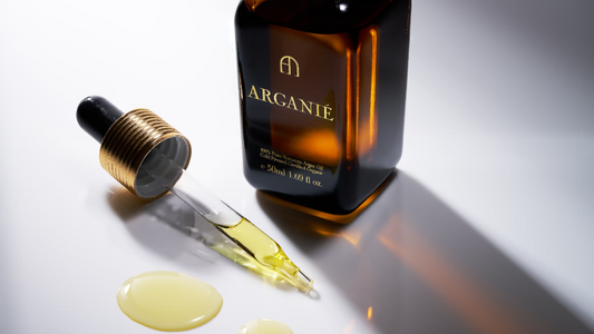 ARGANIEアルガンオイルのボトルとスポイトから滴るオイル メルビータのアルガンオイル