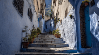 モロッコ・シャウエンの青い壁が続くメディナの路地