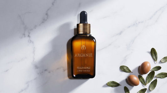 アルガニエ アルガンオイル ボトルと春の白大理石背景 春のスキンケア